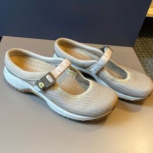 Merrell Encore Beige Clogs Size 9